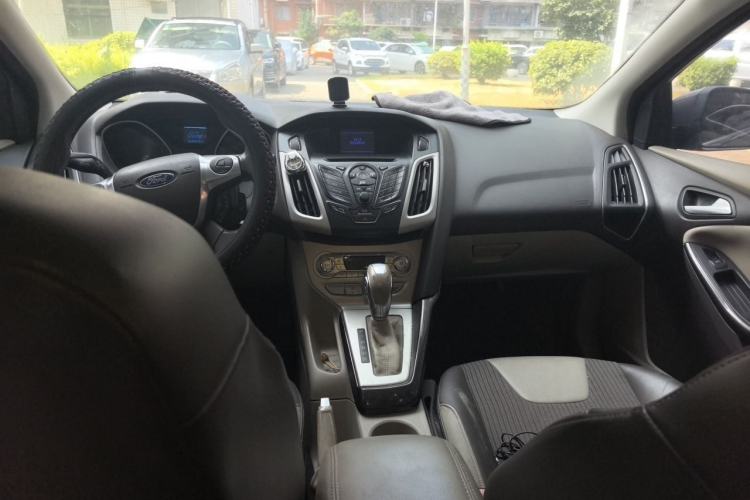 Used Ford Focus 2012 Sedan 1.6L Automatic Fashion Edition Center Console