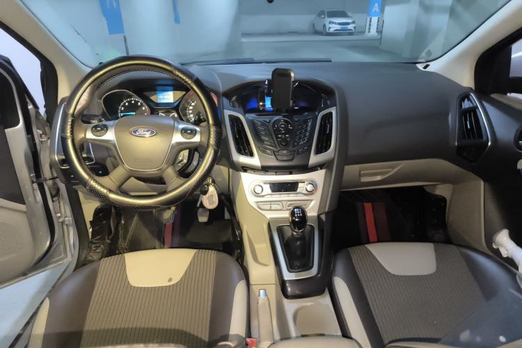 Used Ford Focus 2012 Sedan 1.6L Manual Fashion Edition Center Console