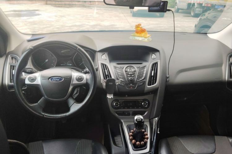 Used Ford Focus 2012 Sedan 1.6L Manual Fashion Edition Center Console