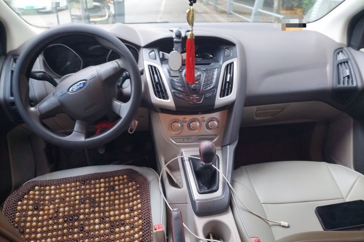 Used Ford Focus 2012 Sedan 1.6L Manual Comfort Model Center Console