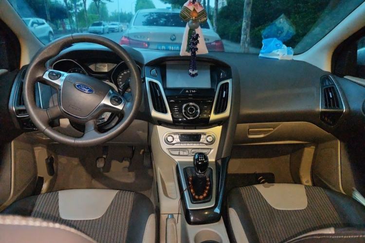 Used Ford Focus 2012 Sedan 1.6L Manual Fashion Edition Center Console