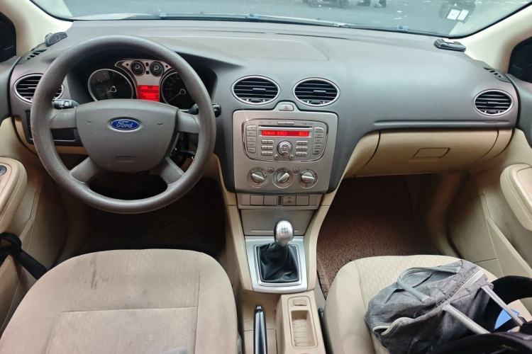 Used Ford Focus 2012 Sedan Classic 1.8L Manual Base Model Center Console