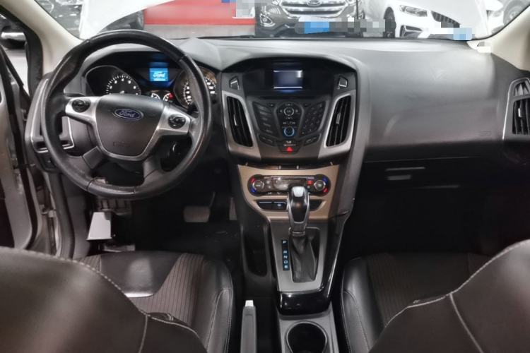 Used Ford Focus 2012 Sedan 1.6L Automatic Fashion Edition Center Console