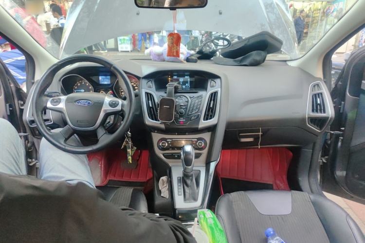 Used Ford Focus 2012 Sedan 1.6L Automatic Fashion Edition Center Console