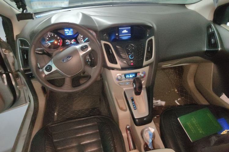 Used Ford Focus 2012 Sedan 1.6L Automatic Fashion Edition Center Console