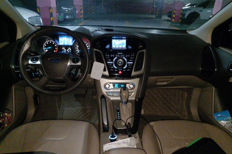 Used Ford Focus 2012 Sedan 2.0L Automatic Flagship Model Center Console
