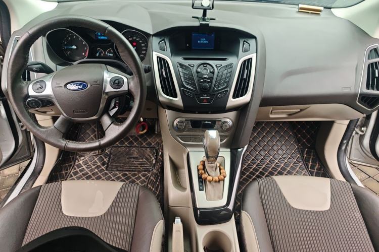 Used Ford Focus 2012 Hatchback 1.6L Automatic Fashion Edition Center Console