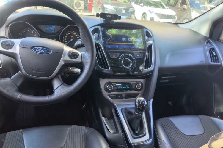 Used Ford Focus 2012 Sedan 1.6L Manual Fashion Edition Center Console