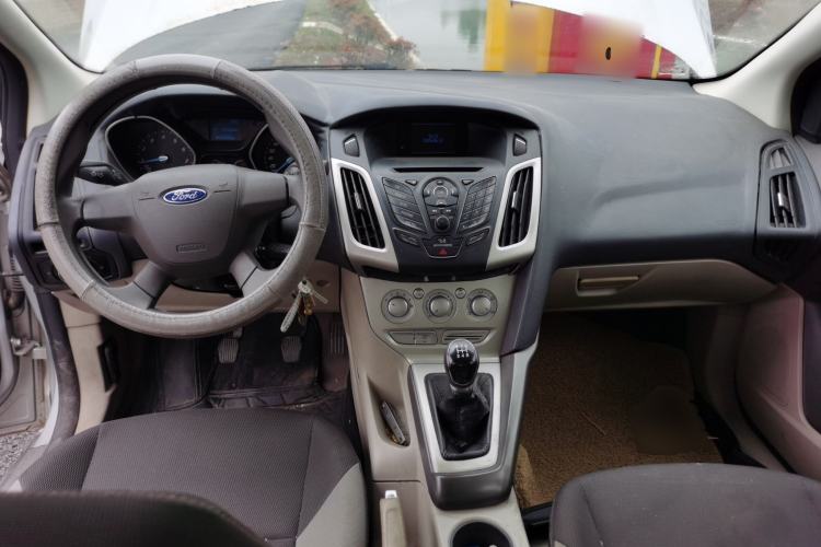 Used Ford Focus 2012 Sedan 1.6L Manual Comfort Model Center Console