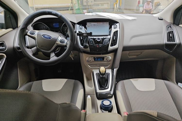Used Ford Focus 2012 Hatchback 1.6L Manual Fashion Edition Center Console