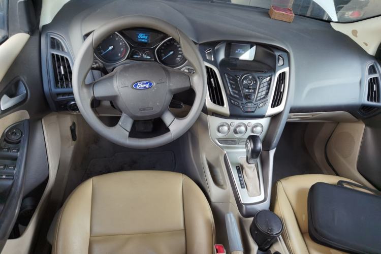 Used Ford Focus 2012 Sedan 1.6L Automatic Comfort Model Center Console