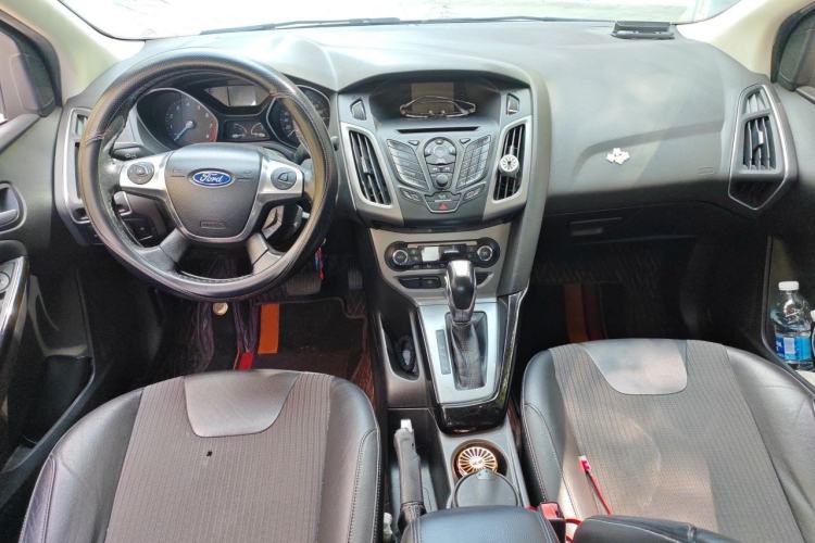 Used Ford Focus 2012 Sedan 1.6L Automatic Fashion Edition Center Console