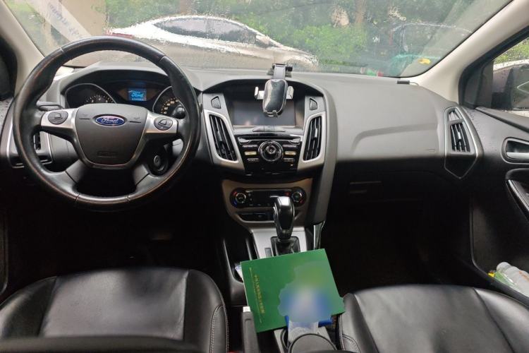 Used Ford Focus 2012 Sedan 1.6L Automatic Fashion Edition Center Console