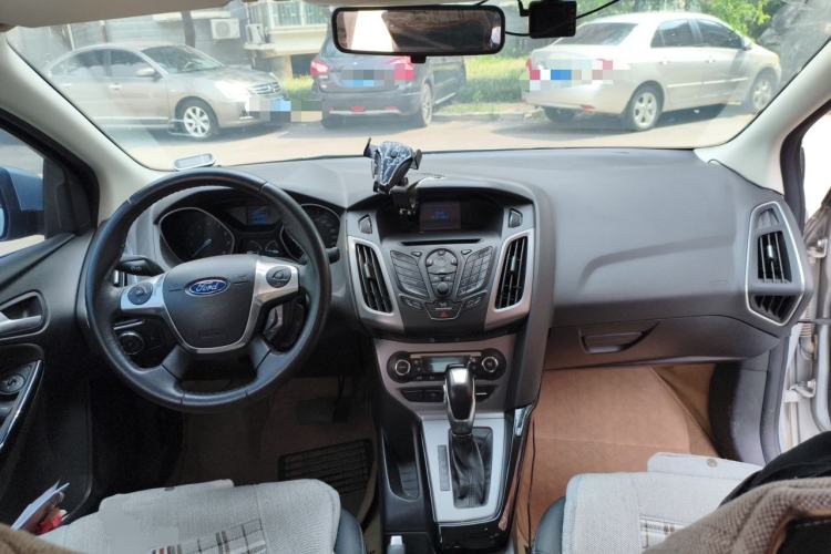 Used Ford Focus 2012 Sedan 1.6L Automatic Fashion Edition Center Console