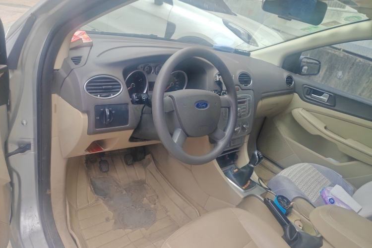 Used Ford Focus 2012 Sedan Classic 1.8L Manual Fashion Edition Center Console