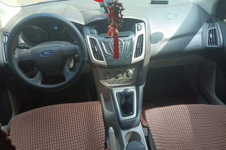 Used Ford Focus 2012 Sedan 1.6L Manual Comfort Model Center Console