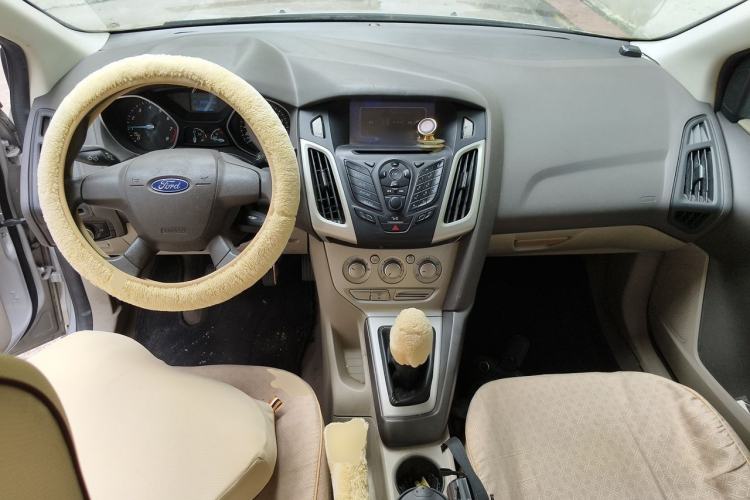 Used Ford Focus 2012 Sedan 1.6L Manual Comfort Model Center Console