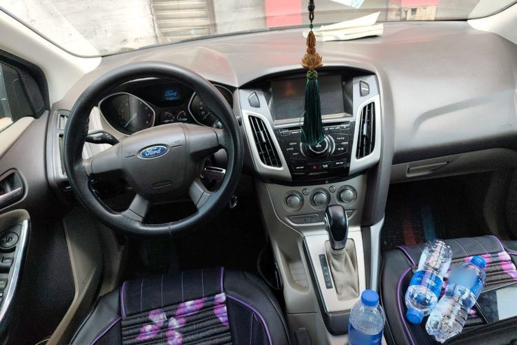 Used Ford Focus 2012 Sedan 1.6L Automatic Comfort Model Center Console