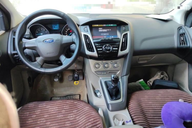 Used Ford Focus 2012 Sedan 1.6L Manual Comfort Model Center Console