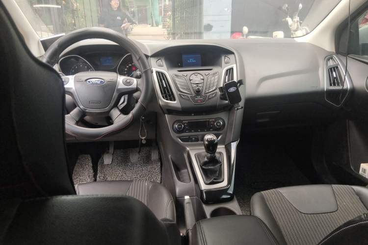 Used Ford Focus 2012 Hatchback 1.6L Manual Fashion Edition Center Console