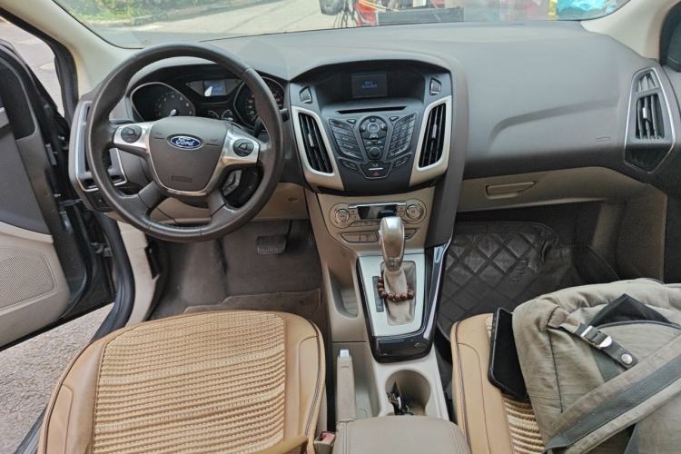Used Ford Focus 2012 Sedan 1.6L Automatic Fashion Edition Center Console