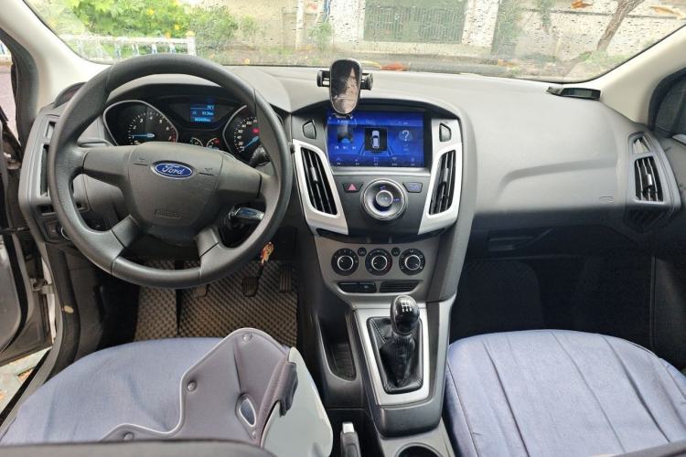 Used Ford Focus 2012 Hatchback 1.6L Manual Comfort Model Center Console