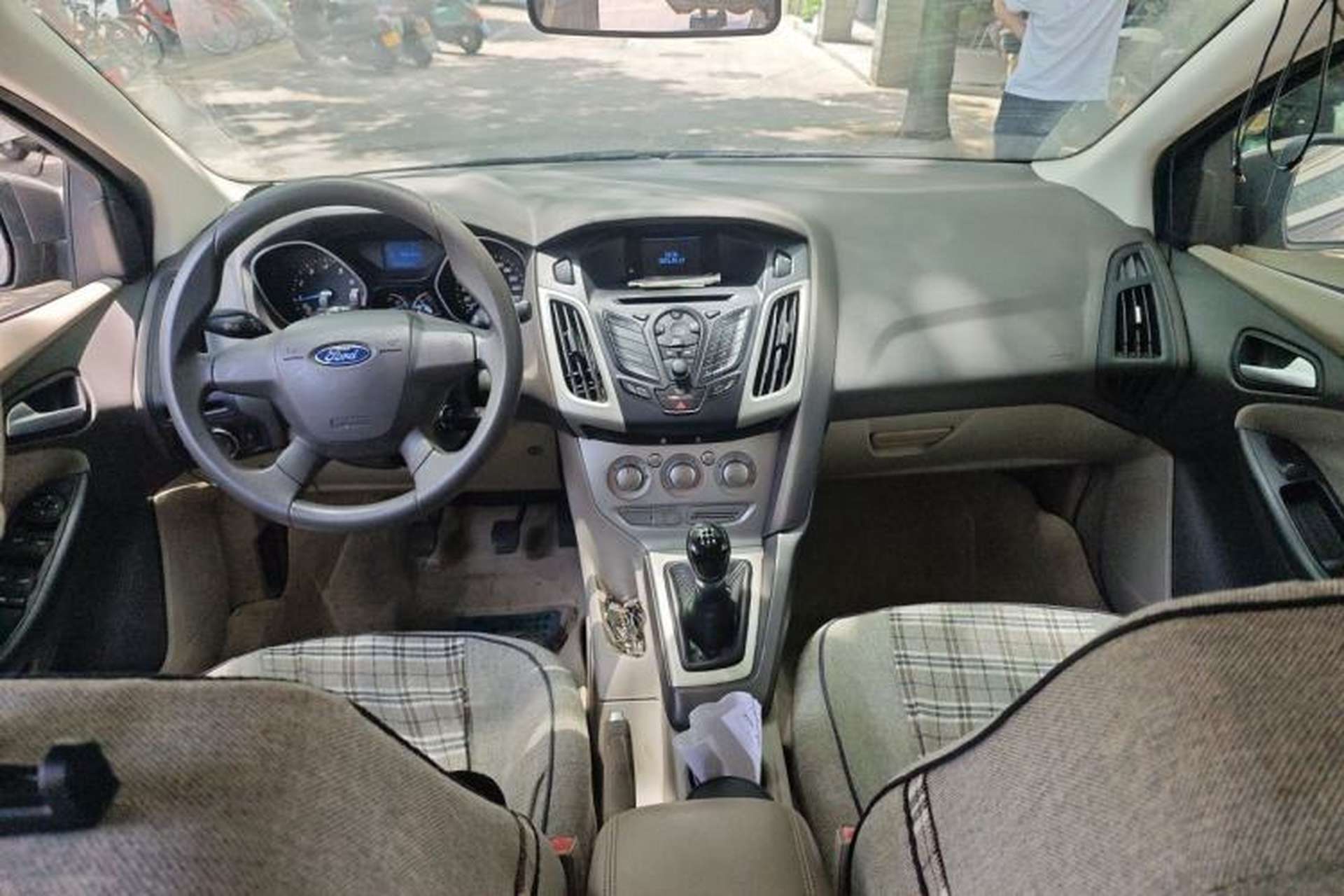 Used Ford Focus 2012 Sedan 1.6L Manual Comfort Model Center Console