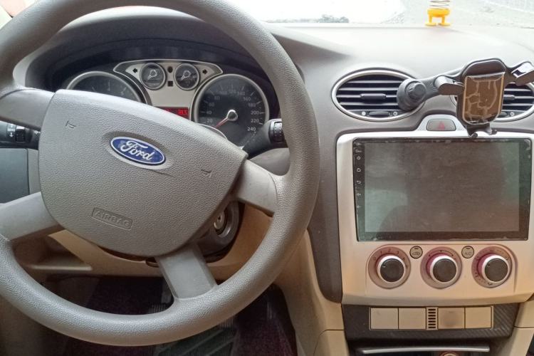 Used Ford Focus 2012 Sedan Classic 1.8L Manual Base Model Center Console