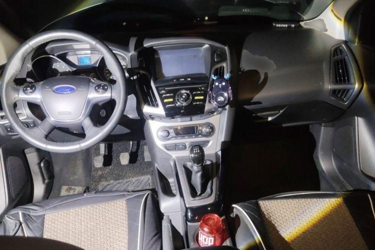 Used Ford Focus 2012 Sedan 1.6L Manual Fashion Edition Center Console