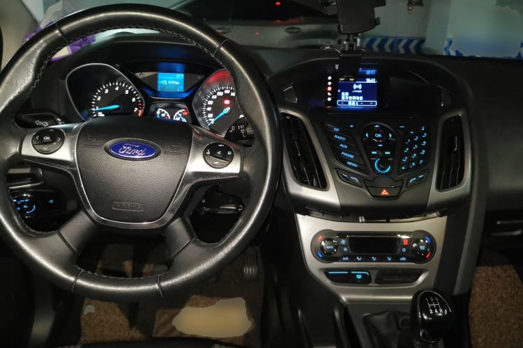 Used Ford Focus 2012 Sedan 1.6L Manual Fashion Edition Center Console