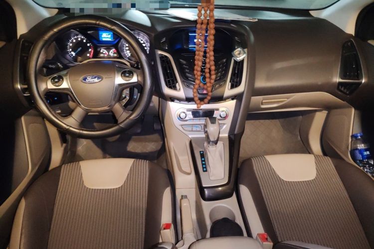 Used Ford Focus 2012 Sedan 1.6L Automatic Fashion Edition Center Console