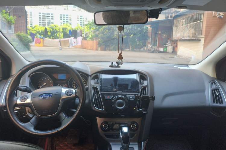Used Ford Focus 2012 Sedan 1.6L Automatic Fashion Edition Center Console