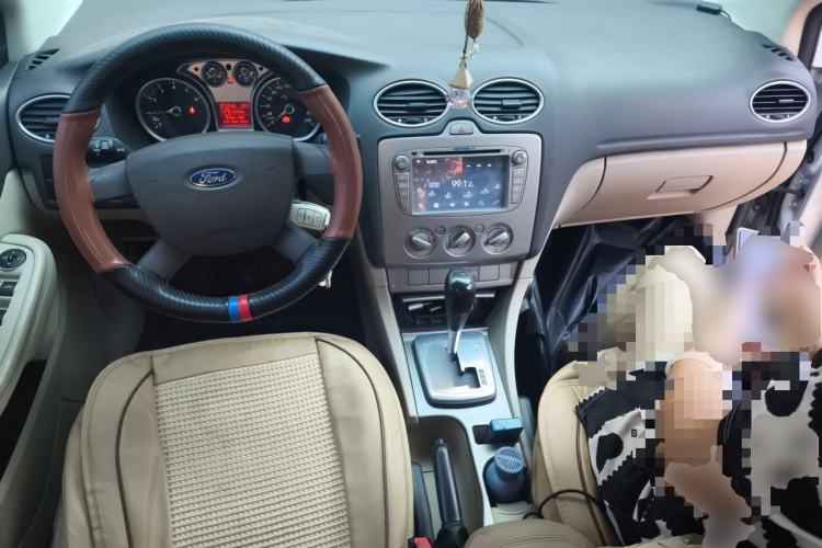 Used Ford Focus 2012 Sedan Classic 1.8L Automatic Fashion Edition Center Console