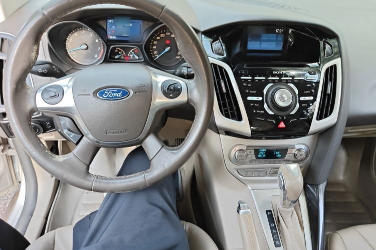 Used Ford Focus 2012 Sedan 2.0L Automatic Flagship Model Center Console