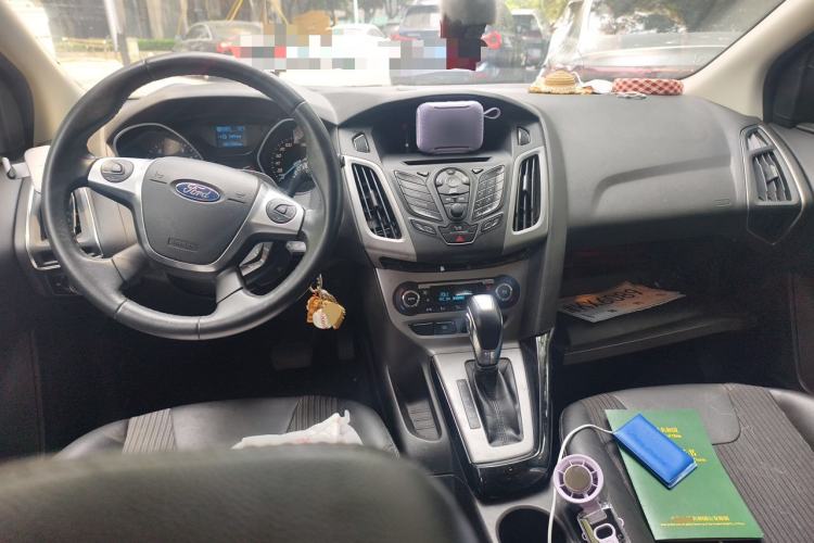 Used Ford Focus 2012 Hatchback 1.6L Automatic Fashion Edition Center Console