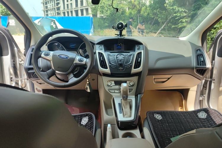 Used Ford Focus 2012 Sedan 1.6L Automatic Fashion Edition Center Console