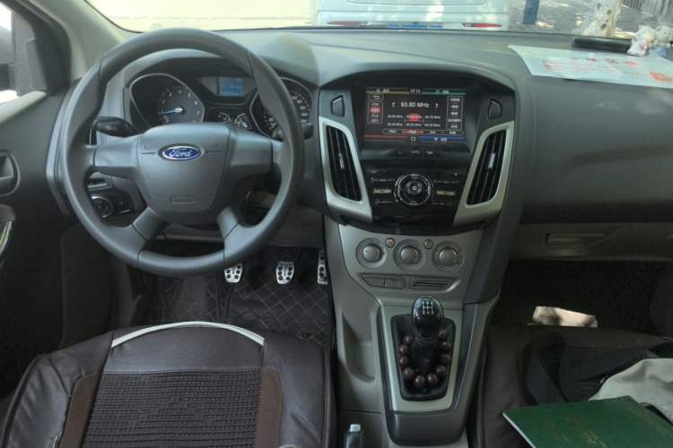 Used Ford Focus 2012 Sedan 1.6L Manual Comfort Model Center Console