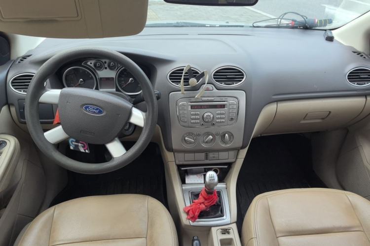 Used Ford Focus 2012 Sedan Classic 1.8L Manual Fashion Edition Center Console