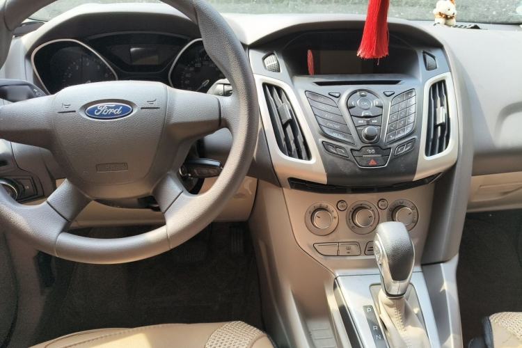 Used Ford Focus 2012 Hatchback 1.6L Automatic Fashion Edition Center Console