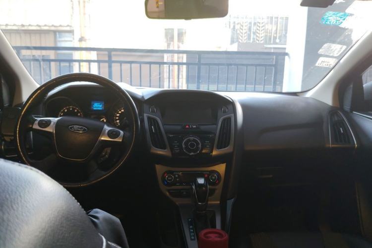 Used Ford Focus 2012 Hatchback 1.6L Automatic Fashion Edition Center Console