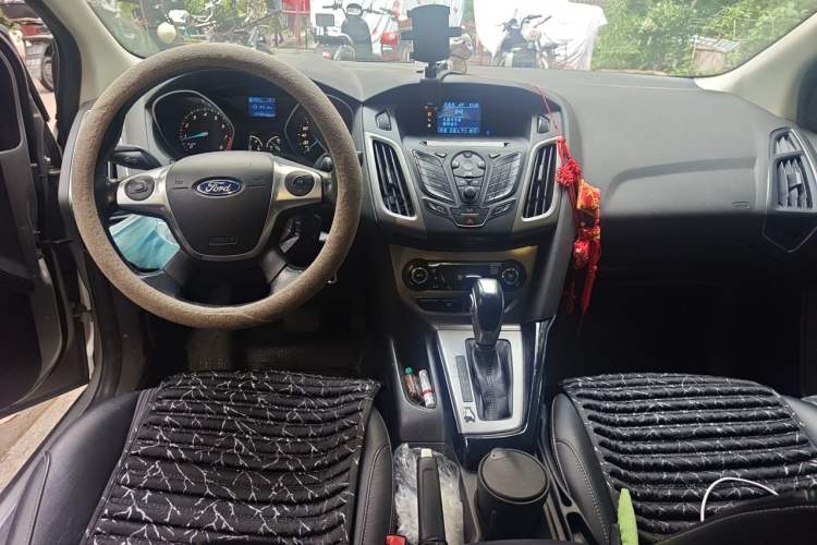 Used Ford Focus 2012 Sedan 1.6L Automatic Fashion Edition Center Console