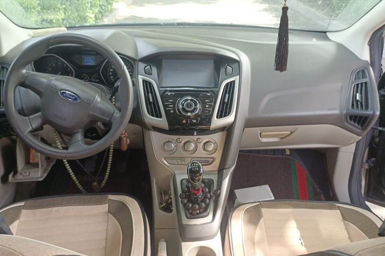 Used Ford Focus 2012 Sedan 1.6L Manual Comfort Model Center Console