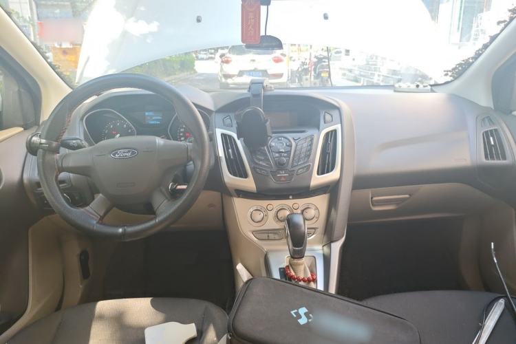 Used Ford Focus 2012 Sedan 1.6L Automatic Comfort Model Center Console