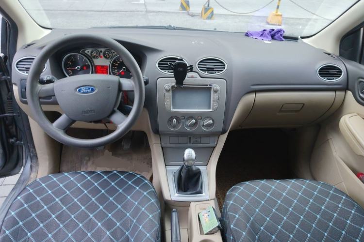 Used Ford Focus 2012 Sedan Classic 1.8L Manual Base Model Center Console