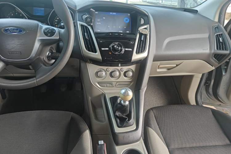 Used Ford Focus 2012 Sedan 1.6L Manual Comfort Model Center Console