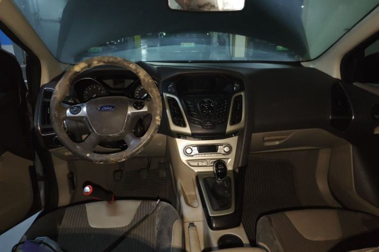 Used Ford Focus 2012 Sedan 1.6L Manual Fashion Edition Center Console