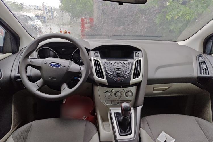 Used Ford Focus 2012 Sedan 1.6L Manual Fashion Edition Center Console