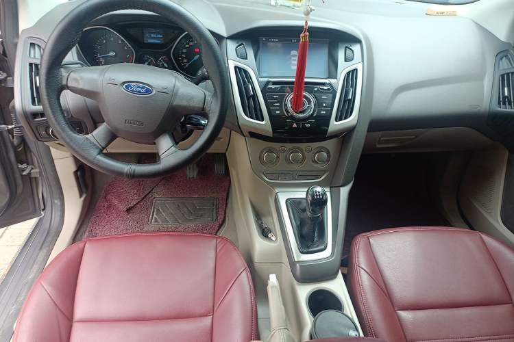 Used Ford Focus 2012 Sedan 1.6L Manual Comfort Model Center Console