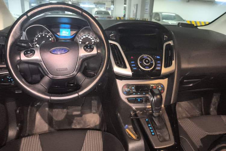 Used Ford Focus 2012 Sedan 1.6L Automatic Fashion Edition Center Console