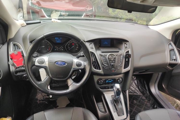 Used Ford Focus 2012 Sedan 1.6L Automatic Fashion Edition Center Console